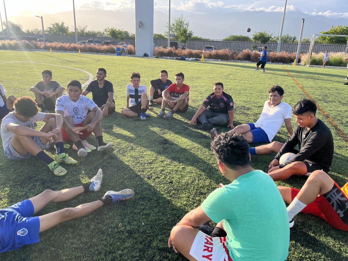 Parquekevingt's tweet photo. ¡Inscríbete a nuestra academia de fútbol! Sé parte de un equipo, que día a día mejora su agilidad y condición, mientras fortalece sus músculos⚽🙌
#GuatemalaSaleAdelante #DeporteSaleAdelante https://t.co/hFpSGazT6I