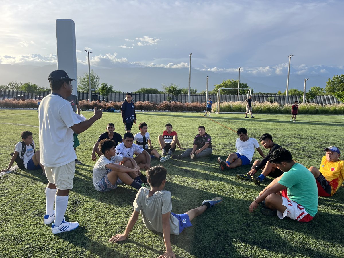 Parquekevingt's tweet photo. ¡Inscríbete a nuestra academia de fútbol! Sé parte de un equipo, que día a día mejora su agilidad y condición, mientras fortalece sus músculos⚽🙌
#GuatemalaSaleAdelante #DeporteSaleAdelante https://t.co/hFpSGazT6I