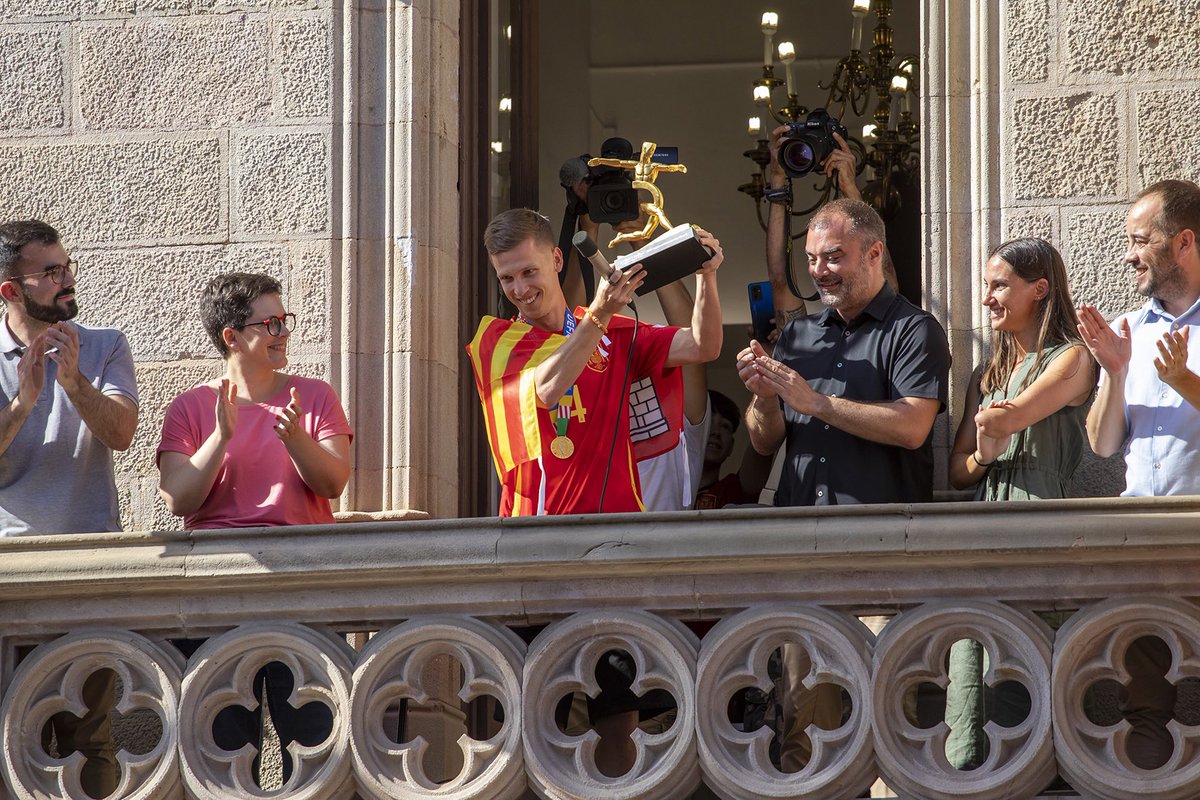 daniolmo7's tweet photo. Orgulloso de mi ciudad. Mi deseo al ganar la Eurocopa era poder compartir esta victoria con todos vosotros. Gracias Terrassa por una tarde que nunca olvidaré… ❤️ https://t.co/GM9PwOkwiw