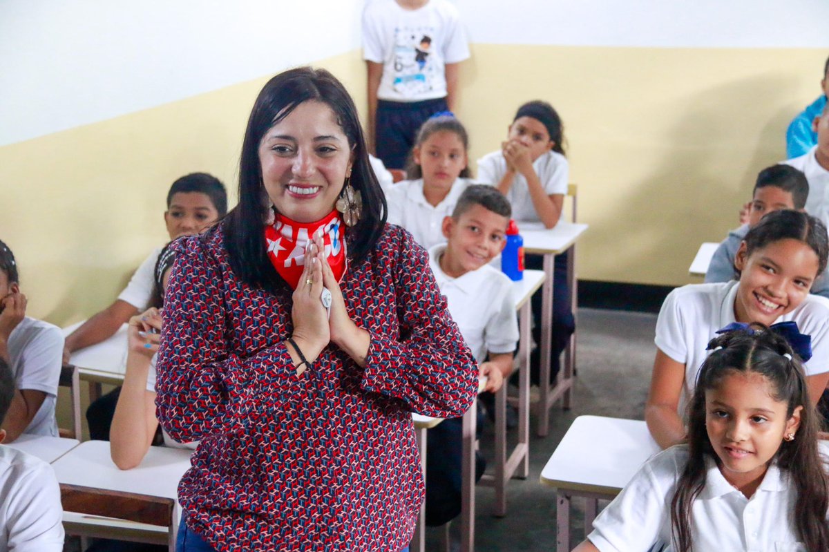 Manueljuventud2's tweet photo. #17Jul ¡Obras son Amores! 

Acompañamos a la ministra @La_Avanzadora y a la alcaldesa @johanitakenpo en la inauguración de la U.E.N. Henri Pittier, una gran obra construida por nuestro presidente @NicolasMaduro que fortalecerá el sistema de educación gratuito y de calidad en la parroquia Pedro Arévalo Aponte.   #VenezuelaSegura