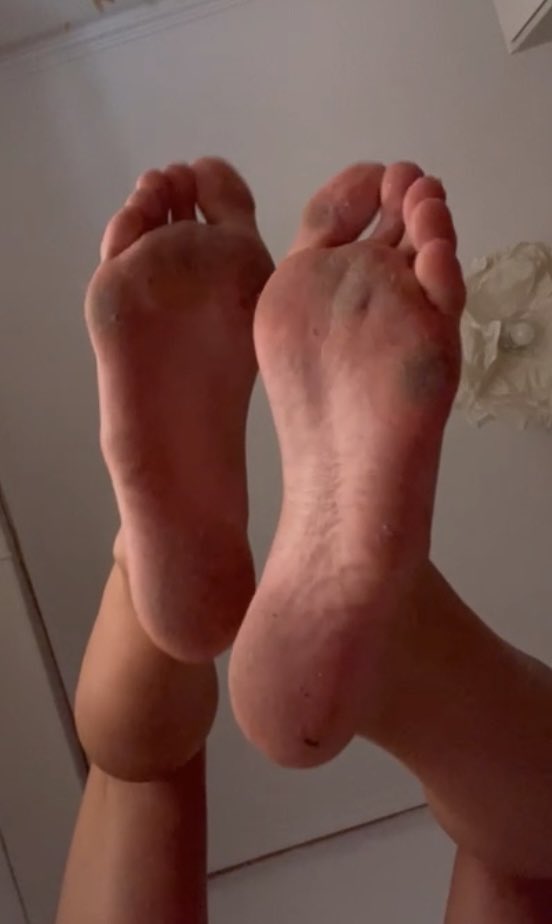 GoddessCamy_'s tweet photo. Que preferís, mis pies así de sucios o limpios?  😋😋 https://t.co/L8GrKGtEh7