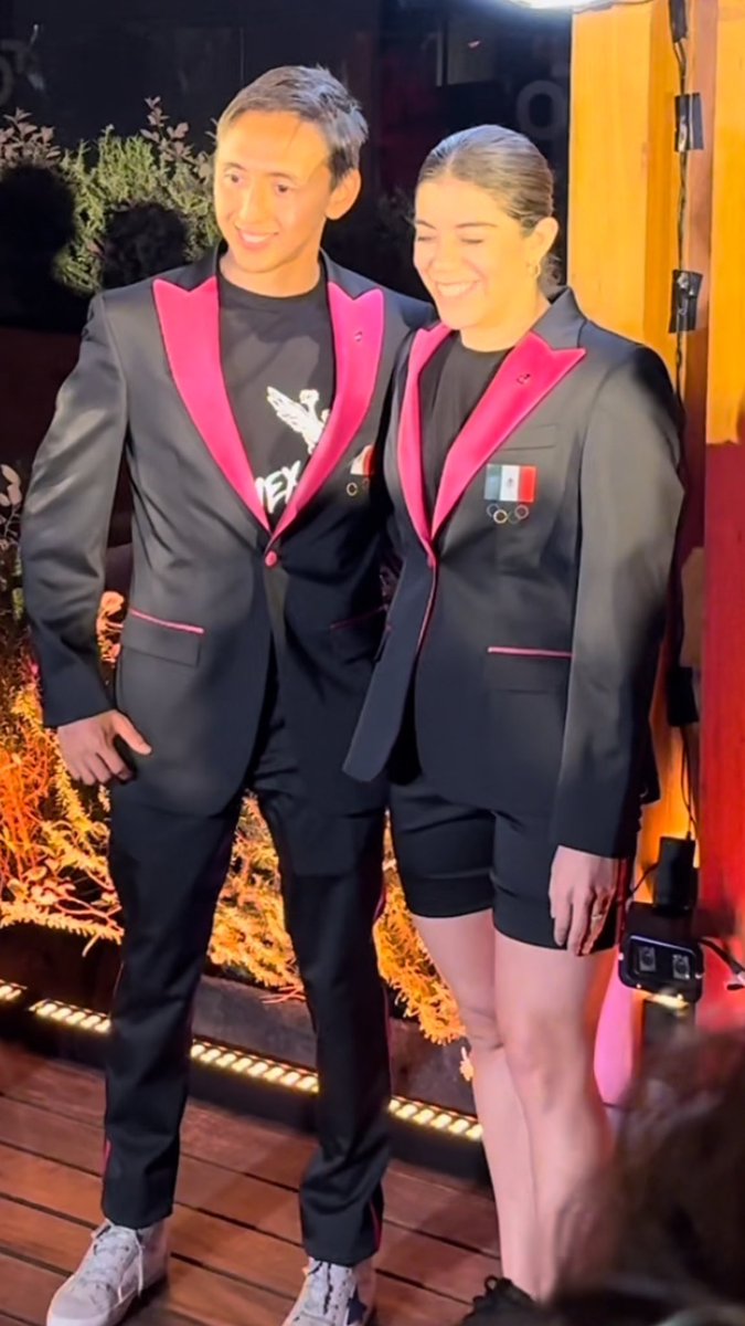 manumanito's tweet image. Btw este será el uniforme de abanderados de México en Paris 24, también diseñado por la marca mexicana Men’s Fashion.
Es un tuxido de tela stretch con tecnología dry fit en acentos de rosa mexicano y para mujer con short.
Opiniones 👀