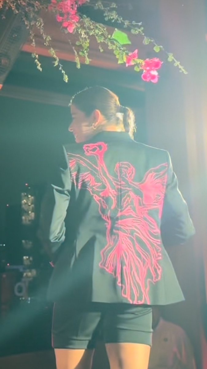 manumanito's tweet image. Btw este será el uniforme de abanderados de México en Paris 24, también diseñado por la marca mexicana Men’s Fashion.
Es un tuxido de tela stretch con tecnología dry fit en acentos de rosa mexicano y para mujer con short.
Opiniones 👀