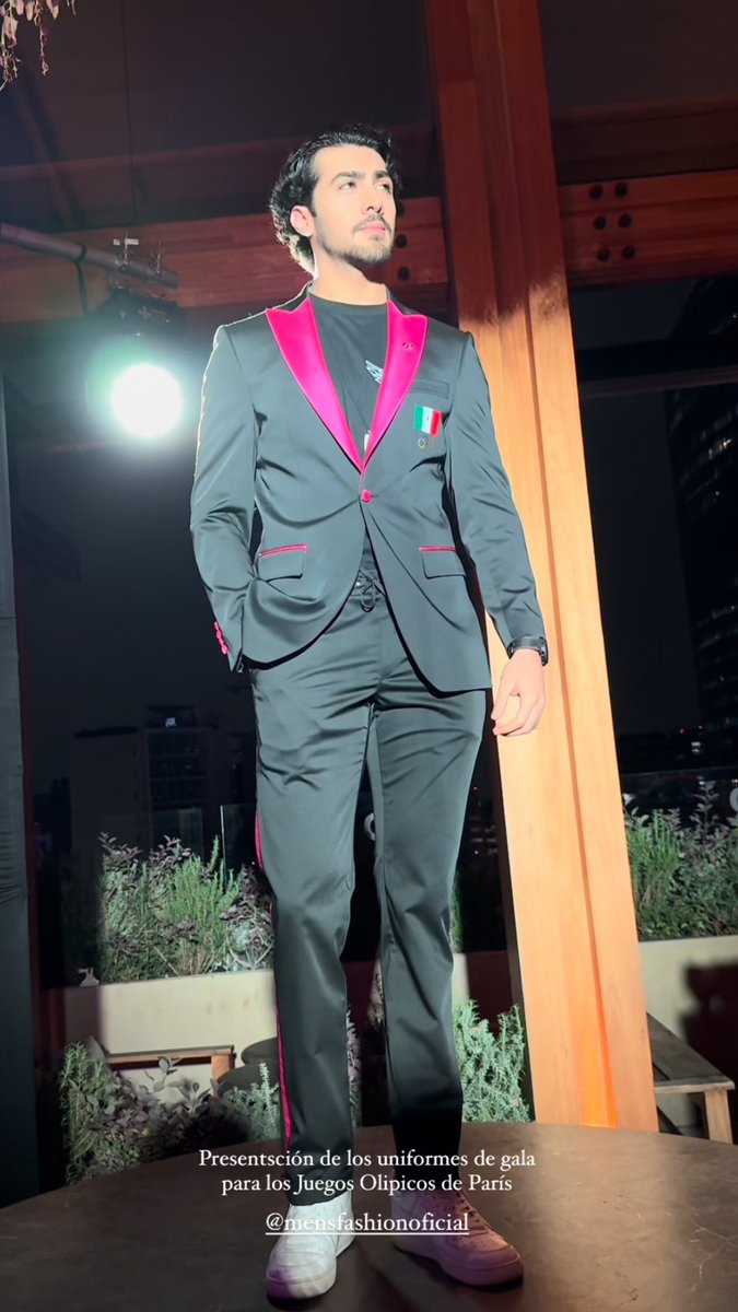 manumanito's tweet image. Btw este será el uniforme de abanderados de México en Paris 24, también diseñado por la marca mexicana Men’s Fashion.
Es un tuxido de tela stretch con tecnología dry fit en acentos de rosa mexicano y para mujer con short.
Opiniones 👀