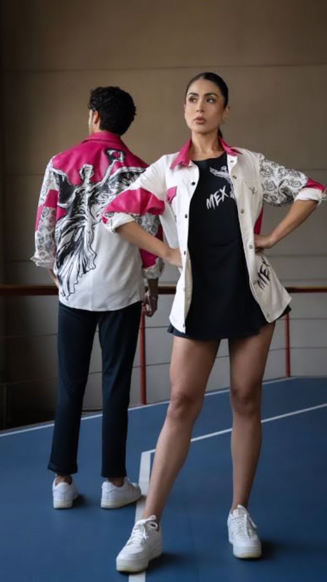 manumanito's tweet image. Btw este será el uniforme de abanderados de México en Paris 24, también diseñado por la marca mexicana Men’s Fashion.
Es un tuxido de tela stretch con tecnología dry fit en acentos de rosa mexicano y para mujer con short.
Opiniones 👀