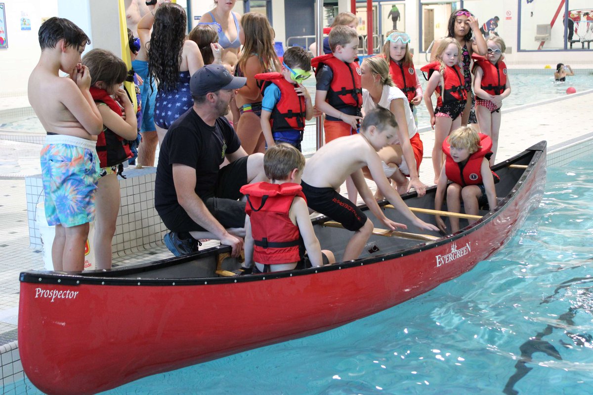GRC_TNO's tweet photo. Le 17 juillet, gend. spécial Jordan Groenewegen a fait une présentation sur l'importance de porter un VFI aux enfants du programme Summer Heat à Hay River ! Une démonstration pratique a montré qu'il faut enfiler son gilet de sauvetage AVANT de monter à bord d'un bateau ! https://t.co/40LqZyIEr4