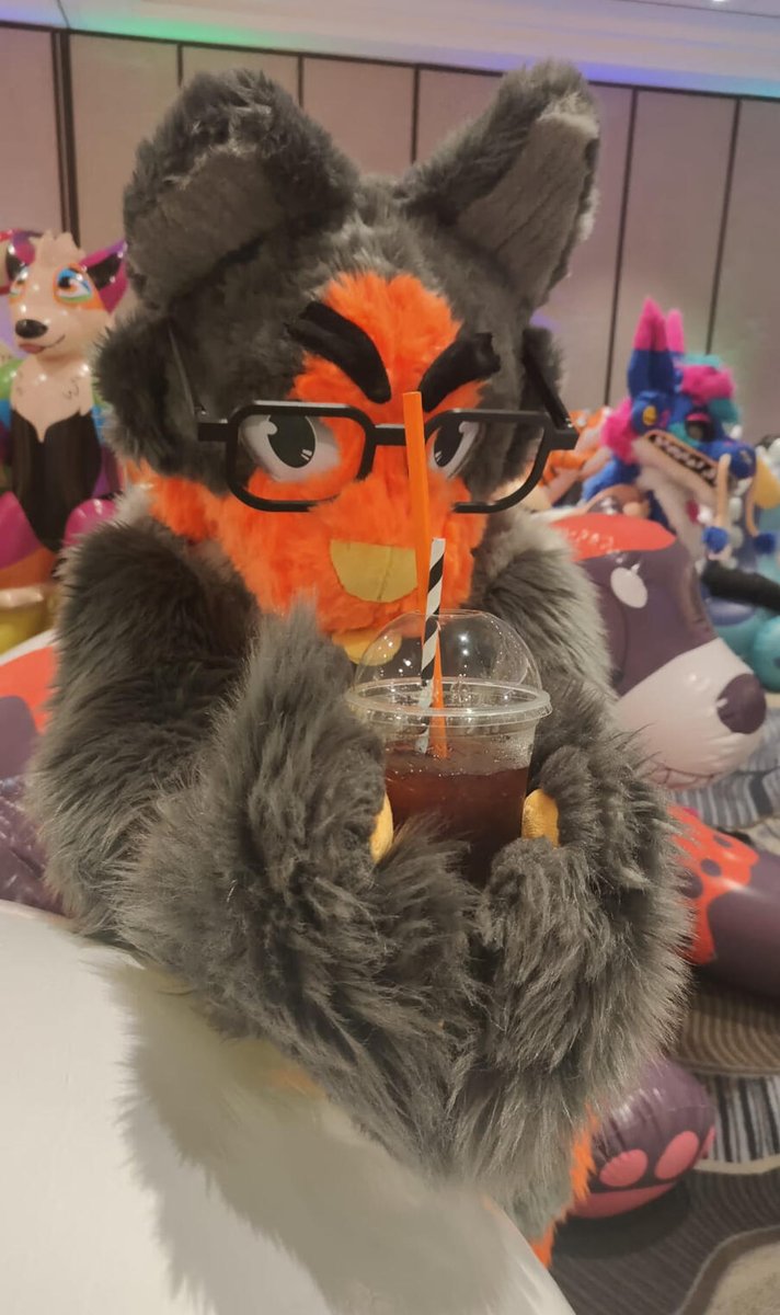 FluffyLizardFLS's tweet image. Gordon Freeman in the Flesh. Or should I say... The Fursuit?

This was an incredibly fun fursuit for us to make! 

🪡 Suit: @FluffyLizardFLS (Us :D)
Original meme: @chalicerae 
Fur: @stoffhummel 
Headbase printed: @TheFlooofHut 
Hand/Feet patterns: @Kloofsuits/@spiltgrapesoda