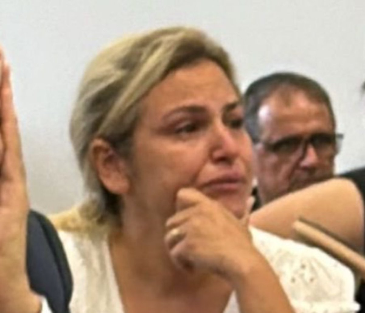 Başıboş sokak köpekleri evladını parçaladı. / Başıboş sokak köpekleri evladının ölümüne sebep oldu.

Muhalif vekiller de onları gözyaşları içinde salondan kovdu.

Unutma Türkiye.