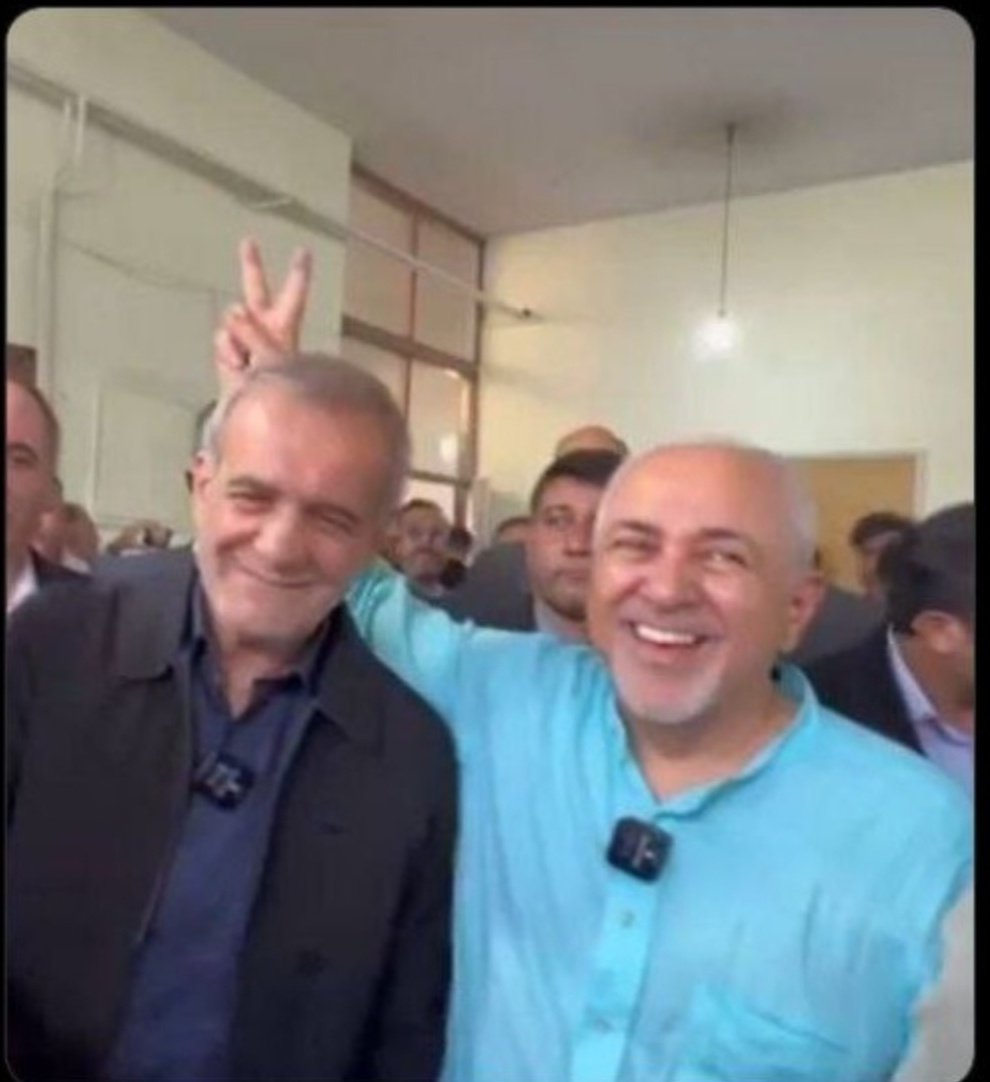 hasanafoos's tweet photo. این ادم شاخ گذار داره برا مملکت نسخه می پیچه 
اون شاخ دار هم دنبال هیئت و بازی با نوه هاشه !!!
اینا گیر دادن به میرباقری و جلیلی 🤦
#قبیله_تبهکار https://t.co/ZKmlrprg7Z