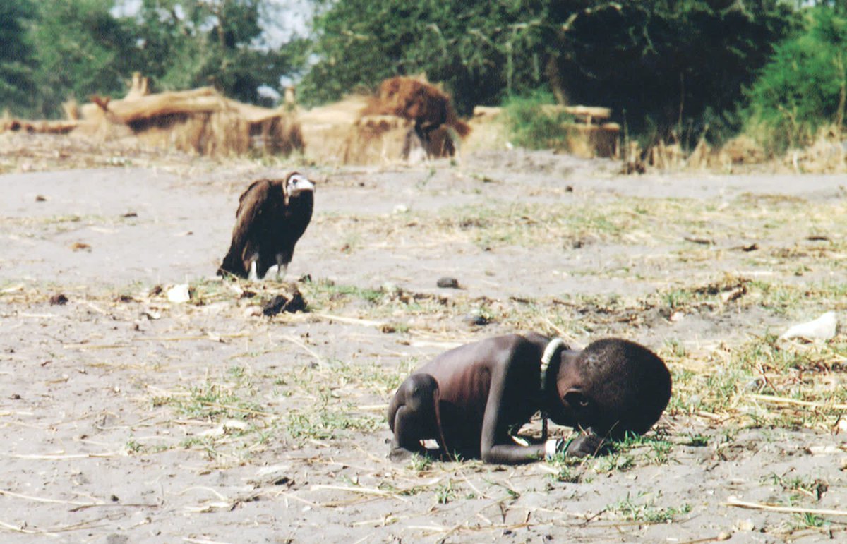 HopkinsIrine's tweet photo. Remember this photo😣💔💔 there's no way we should have a repeat of this ...we need to sustain the lives of one another by minimizing food wastage before we become the prey of the same  nature we feed from ....join the campaign 
#FightHunger https://t.co/qT10kWRVs0