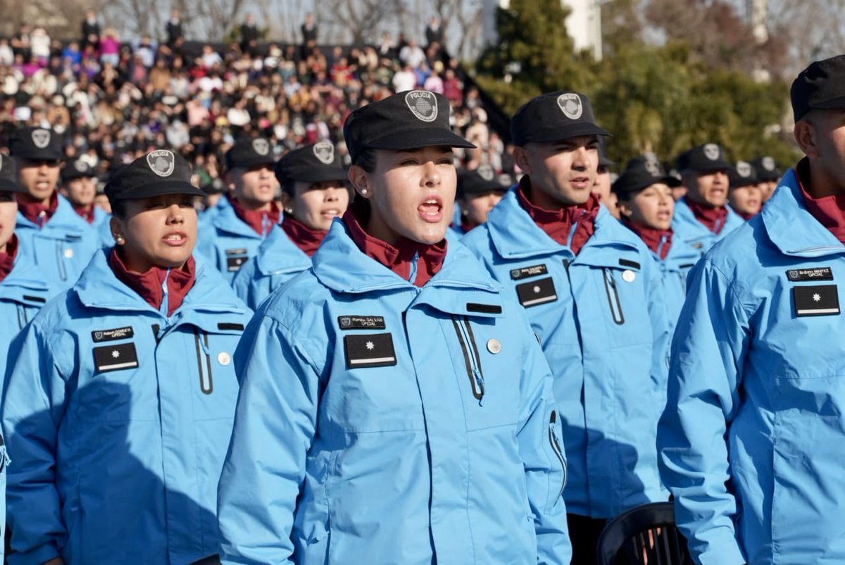 cassia_enzo's tweet image. 851 nuevos integrantes se suman a la @PoliciaCiudadBA. Bienvenidos 💪