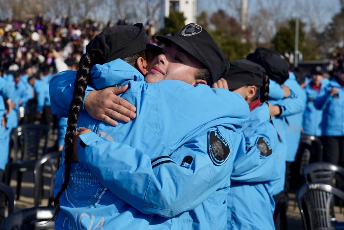 cassia_enzo's tweet image. 851 nuevos integrantes se suman a la @PoliciaCiudadBA. Bienvenidos 💪