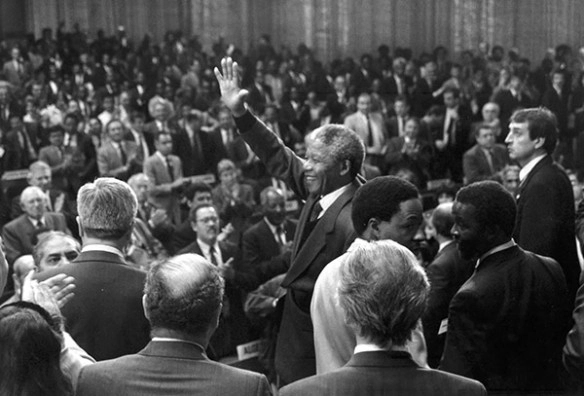 OITinfo's tweet photo. 📢#MandelaDay: l'@OITinfo célèbre le chantre de la #justicesociale❕ 

📣"Vaincre la pauvreté n'est pas 1️⃣ geste de charité. C'est 1️⃣ acte de #justice. C'est la protection d'1️⃣ #droithumain fondamental, droit à la dignité &amp; à 1️⃣ vie décente."

--Nelson Mandela ✊#ÉgalitéPourTous https://t.co/DoQPnPtvIE