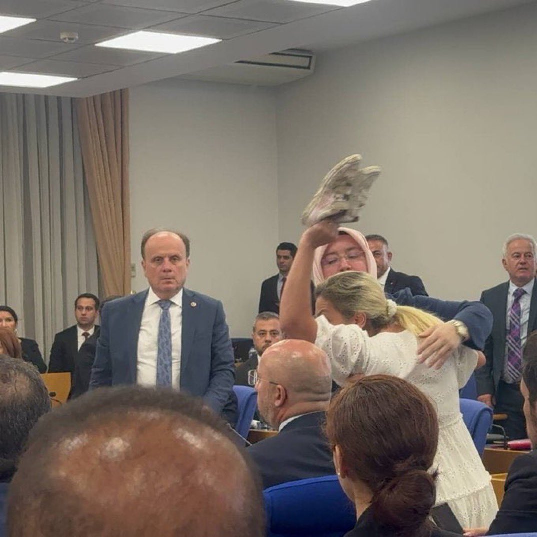 kızının kanlı ayakkabılarını meclise götürüp göstermek zorunda kaldı bir anne.
460 milyar liralık piyasası olan bir lobiyle tek başına mücadele ediyor. 
Derya Pınar.
Mahra Melin Pınar’ın annesi.