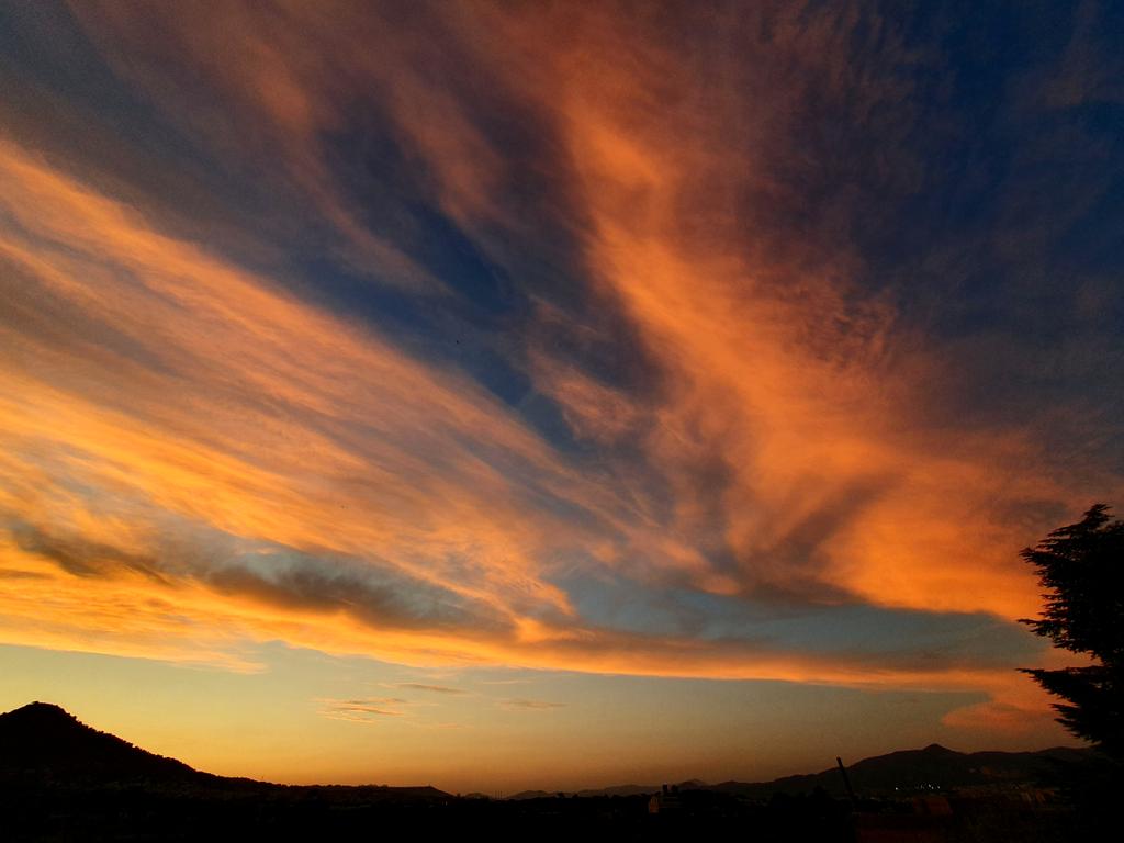 meteoecovisual's tweet photo. #atardecer desde #santboi con buen #candilazo gracias a estos #cirrocumulos, #cirros #fibratus y #espisatus
#santboidellobregat
#baixllobregat
#cielos #cielo #nube #nubes #meteo #meteorologia
#atardeceres #anochecer #crepúsculo #puestadesol
#observadormeteorologico https://t.co/ljZSLF2zsF