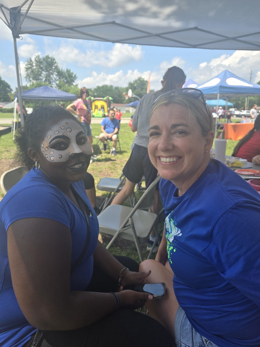 JamieKraatz's tweet photo. Had a blast at the Pop-Up Picnic hosted by STPD at Weiss Elementary! The turnout was amazing on such a beautiful day. Loved seeing all the community partnerships in action. #PicnicFun #CommunityStrong #STCSpride https://t.co/NdMOnpeZPR