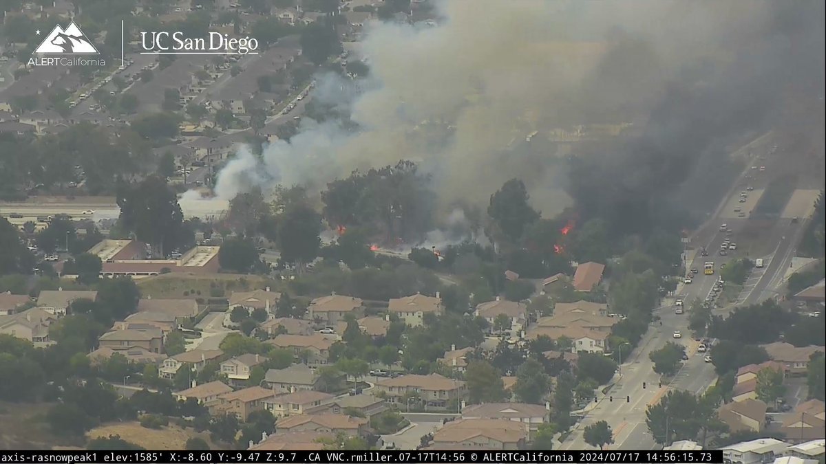 Thousand Oaks: 1 acre brush fire at the 101 and Ventu Park Road. Fire is threatening a gas station. #VentuFire
