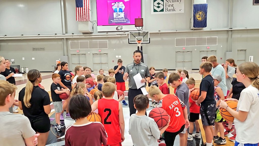 Really enjoyed meeting our new <a href="/csceagles/">CSC Athletics</a> men's basketball coach Chris @FrancisUSAO &amp; family today! Coach also led a free kids 🏀 camp after the media conference. More content to come.... #SoarEagles