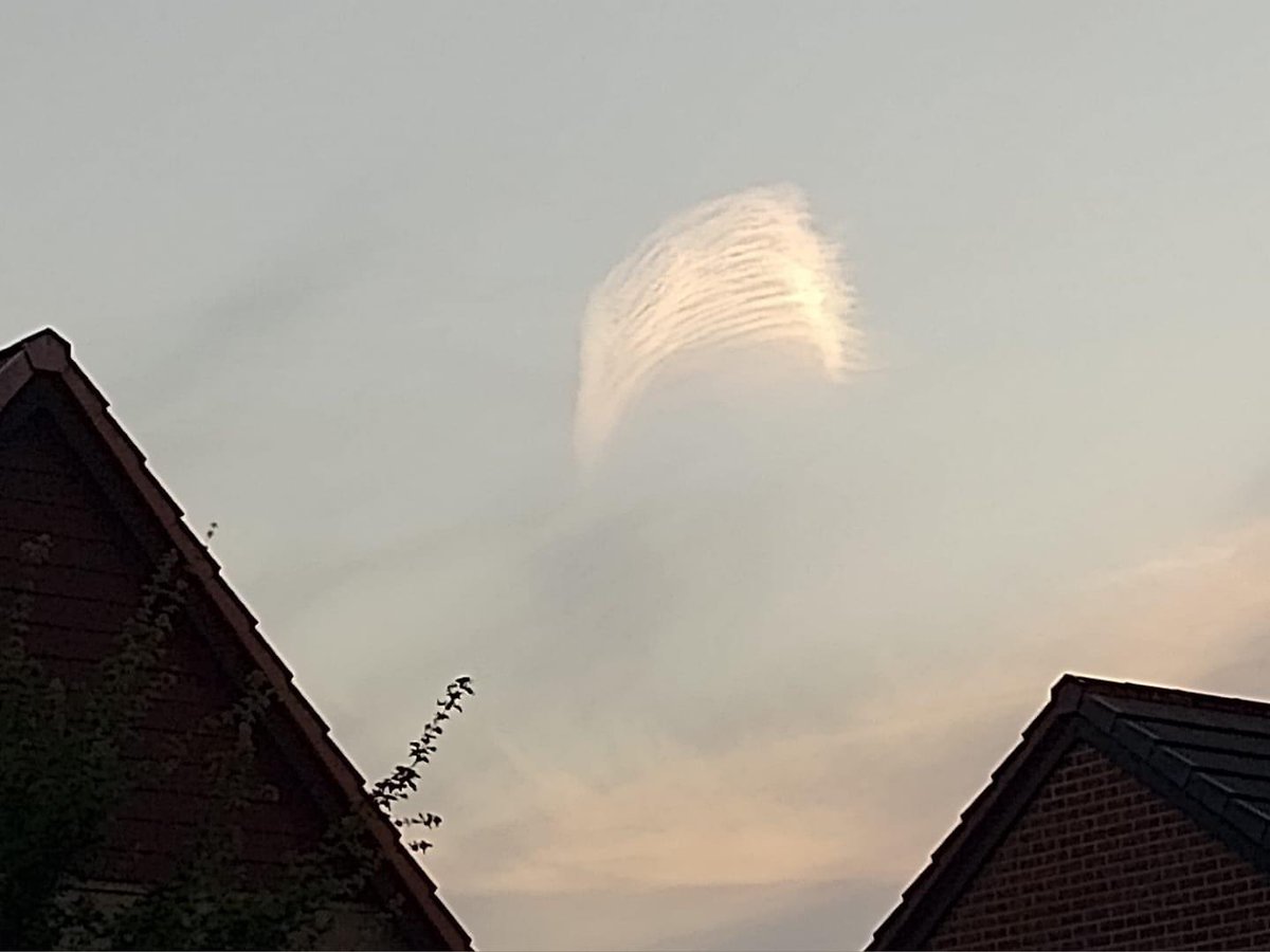 js_niki's tweet photo. @Hudsonweather go on then… name this cloud🤣 please… and it’s not  Kevin 🙄🙄 https://t.co/1YzsbjKJ43