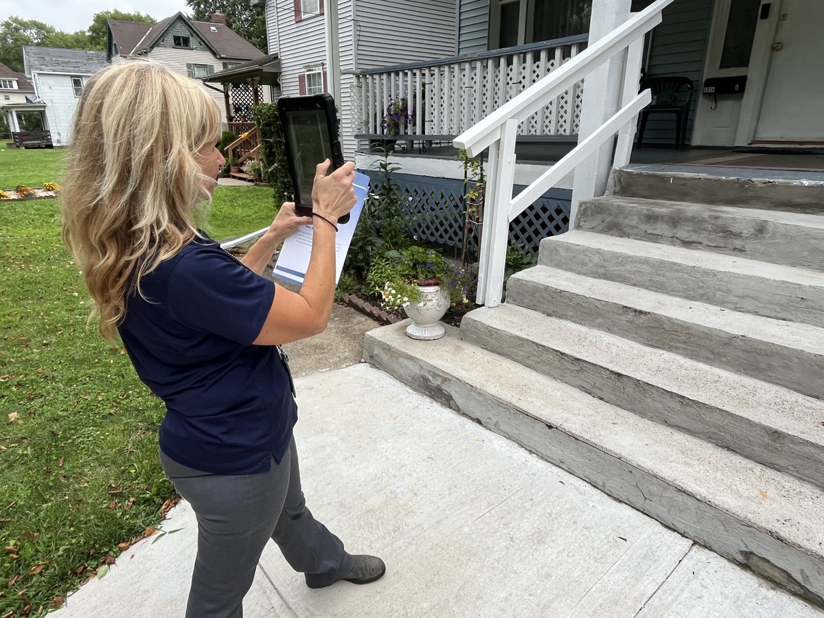 CityofPeoria_IL's tweet photo. To celebrate Great Neighbor Appreciation Week, Code Enforcement visited and congratulated Peoria residents who have shown a commitment to maintaining their properties and taking care of their community.

Thank you all, for being great neighbors! https://t.co/WOPLAyiqHt