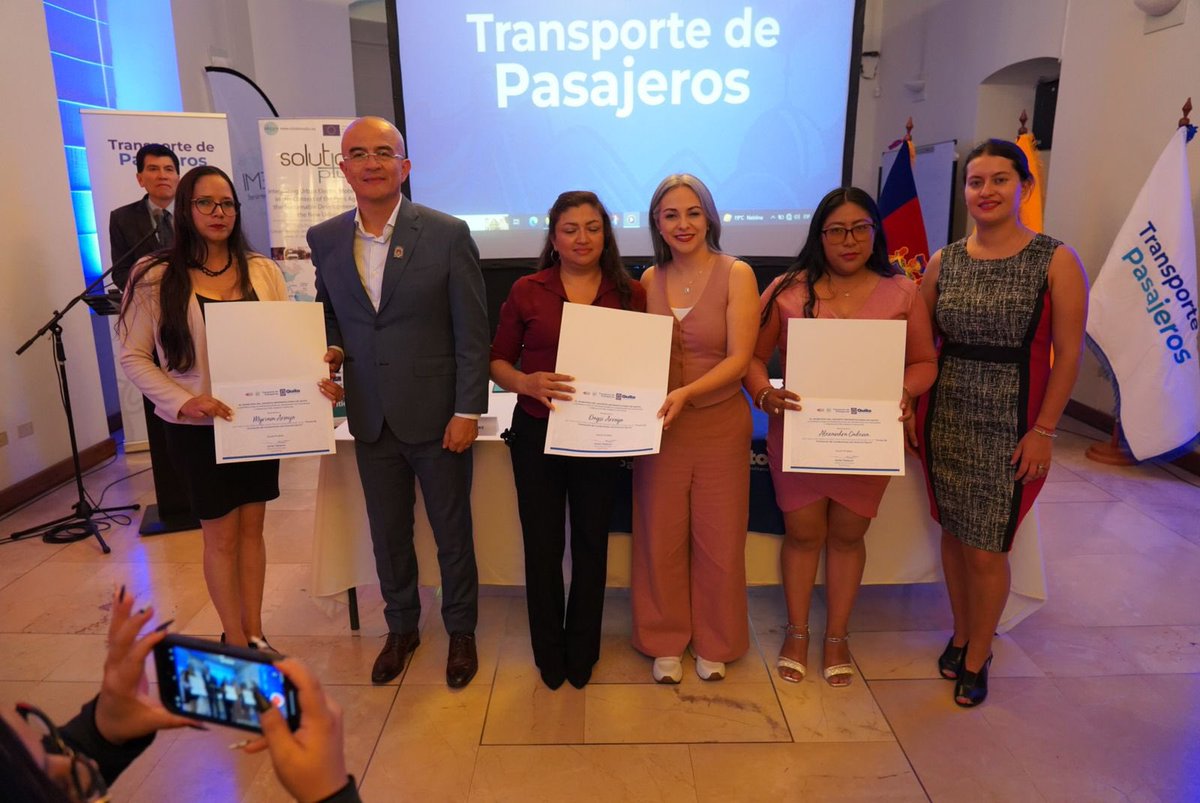 🚎#SomosPasajerosQuito | Junto con <a href="/SOLUTIONS_EU/">SOLUTIONSplus & Urban Electric Mobility Initiative</a>, entregamos becas de formación profesional para que, en un futuro muy cercano, 17 mujeres se integren al sector del transporte como #MujeresConductoras.

#QuitoRenace