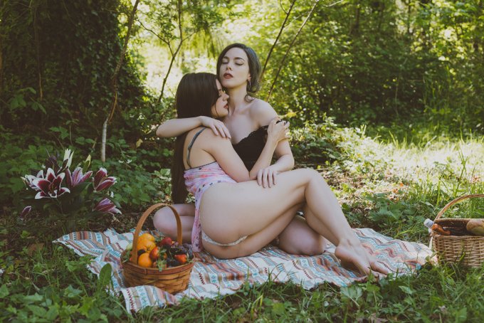 Summer is here  and so is @vauntastic @oh__erna @oliviawildin @earthangelaria and @jewelz_blu https://t<a class="tags" href="/tag/vauntastic">@vauntastic</a><a class="tags" href="/tag/oh__erna">@oh__erna</a>