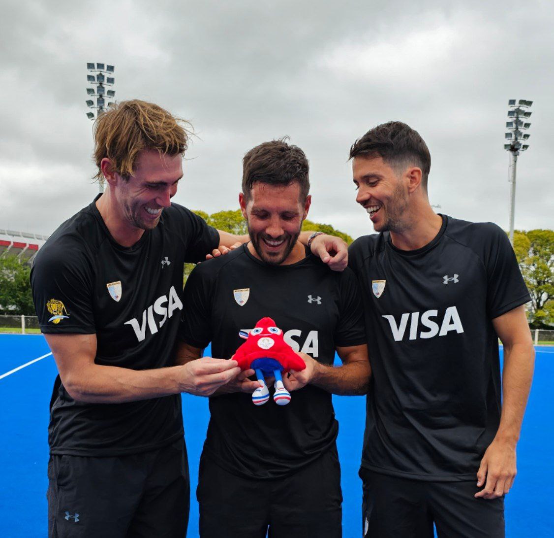 ArgFieldHockey's tweet photo. ¡Faltan 10 días para el comienzo del HOCKEY en @Paris2024! 🤩

🗓 El sabado 27 de julio, #LosLeones enfrentarán a Australia a las 8.15 y #LasLeonas tendran su primer duelo con Estados Unidos a las 14.45 (hora argentina).

¡Comienza la cuenta regresiva! ⏰ https://t.co/JGiGNUfyU3
