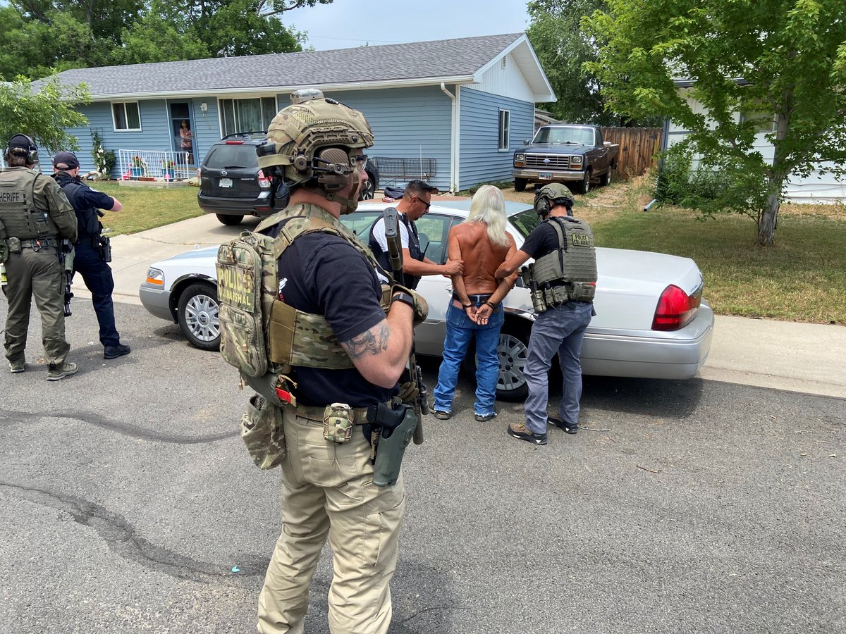 USMSDenver's tweet photo. The COVOTF #arrested #fugitive Perfecto BERNAL in #Longmont this afternoon. Deputy U.S. Marshals &amp; TFOs from @CBI_Colorado, @ERODenver, @BldrCOSheriff, @dcsheriff, &amp; @Colorado_DOC located BERNAL who is #wanted on a felony arrest warrant out of #SouthDakota. https://t.co/OJY2abzTyP
