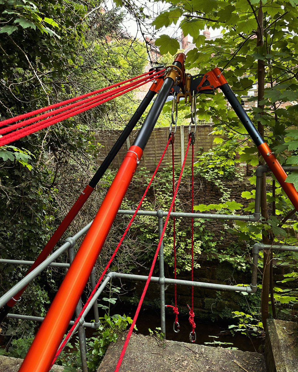 SafetyRedline's tweet image. Out with the #Terradaptor creating an artificial high directional (#AHD) anchor to facilitate an over-the-edge access.  Fantastically versatile
bit of kit! #WorkingAtHeight @AbarisInt