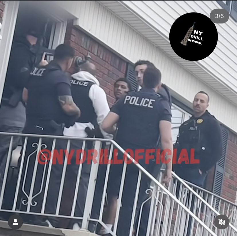 do_bloco7003's tweet photo. Rapper e Humorista de Chicago Famous Richard (BD/Trigger Gang/🅱️✡️) tem seu apartamento invadido pela polícia de Nova Jersey e é levado em custódia, não sabemos as acusações mas logo atualizaremos vocês.
#OnBD #OnKingDavid #FreeFamousRichard #Onlyfans https://t.co/jifRLy3BP6