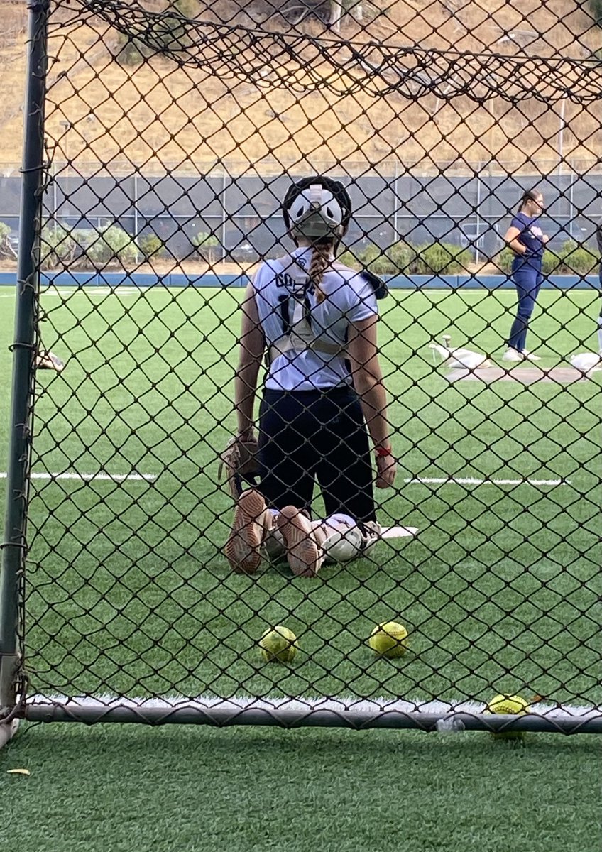 emma_golde_2028's tweet image. Looking forward on day one of @CalSB Elite Softball Camp!  #crushgoals #luvthegame #success #work #letsgo #catcher @UniversalTatro  @UniversalMacias @OU_Softball @FSU_Softball @UKsoftball @PGFnetwork @thealliancefp @SportPrepX @Sports_Recruits @westcoastpreps_ @MakenaSmith11