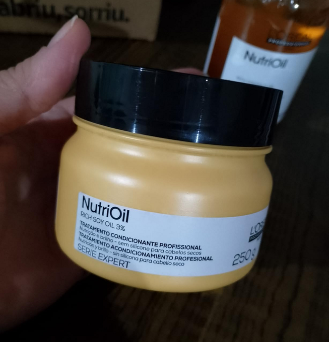 L’Oréal Professionnel Máscara de tratamento NutriOil para nutrição e brilho, enriquecido com óleo de coco, com textura leve e para todos os tipos de cabelo, 250g
