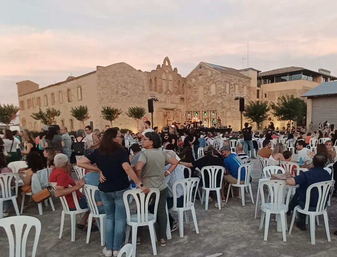 MartaTorre18's tweet photo. 🎶 Una inauguració magnífica de @paupaterres grans concerts de @olgazoet i @manuguix
💗 Un ambient molt agradable i targarí en un lloc idíl·lic mas de colom @Borges_es
🌄I on la posta de sol val la pena de gaudir-la.
#paupaterres2024 #masdecolom #targarinament #igerstàrrega https://t.co/lLnglDDs6U