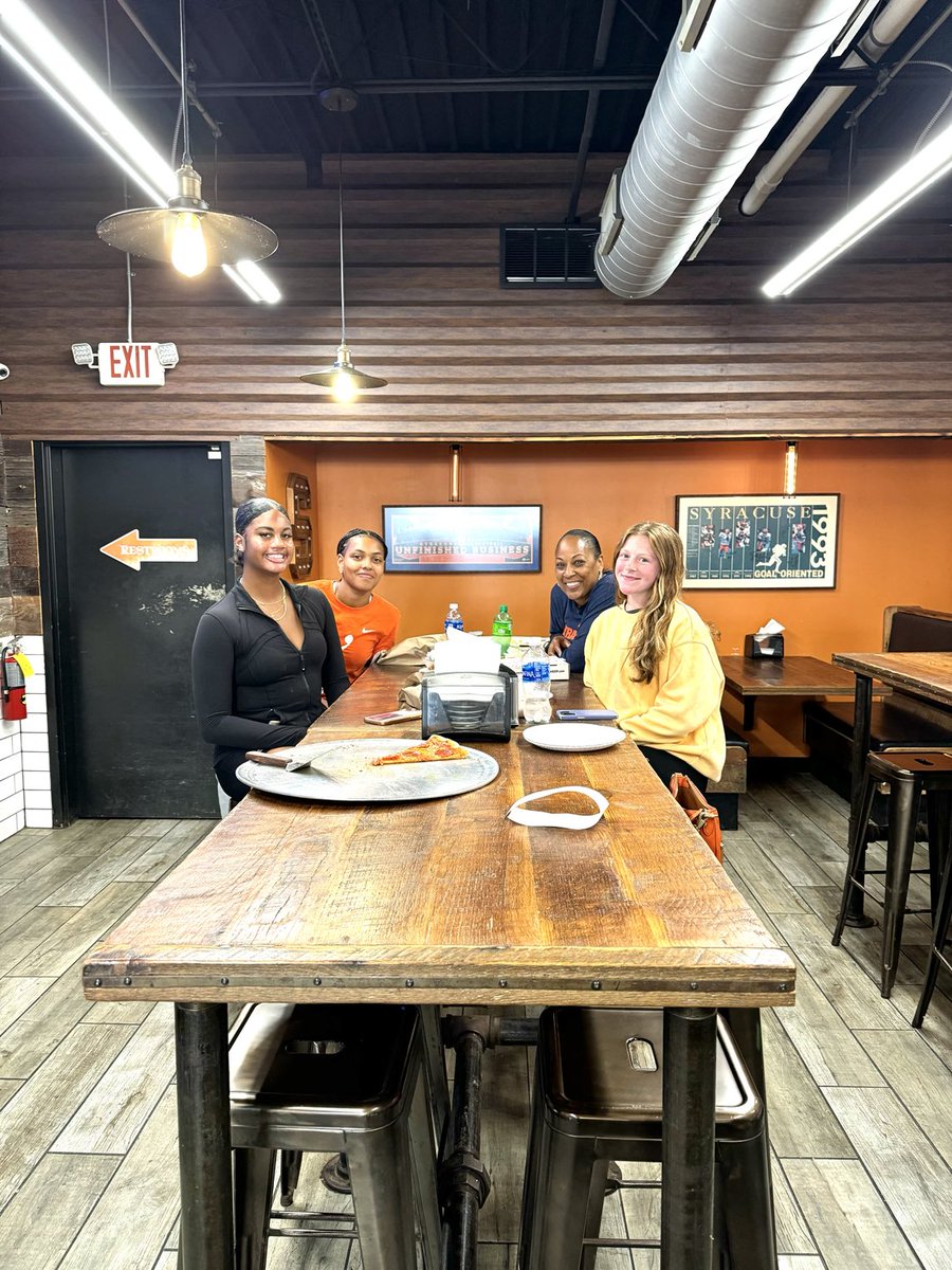 Hanging with the Rookies for a quick bite of wings and pizza at OIP.  Love their energy and their passion to want to get better. We Fight On! ✊🏽🍊⛹🏽‍♀️⛹️‍♀️