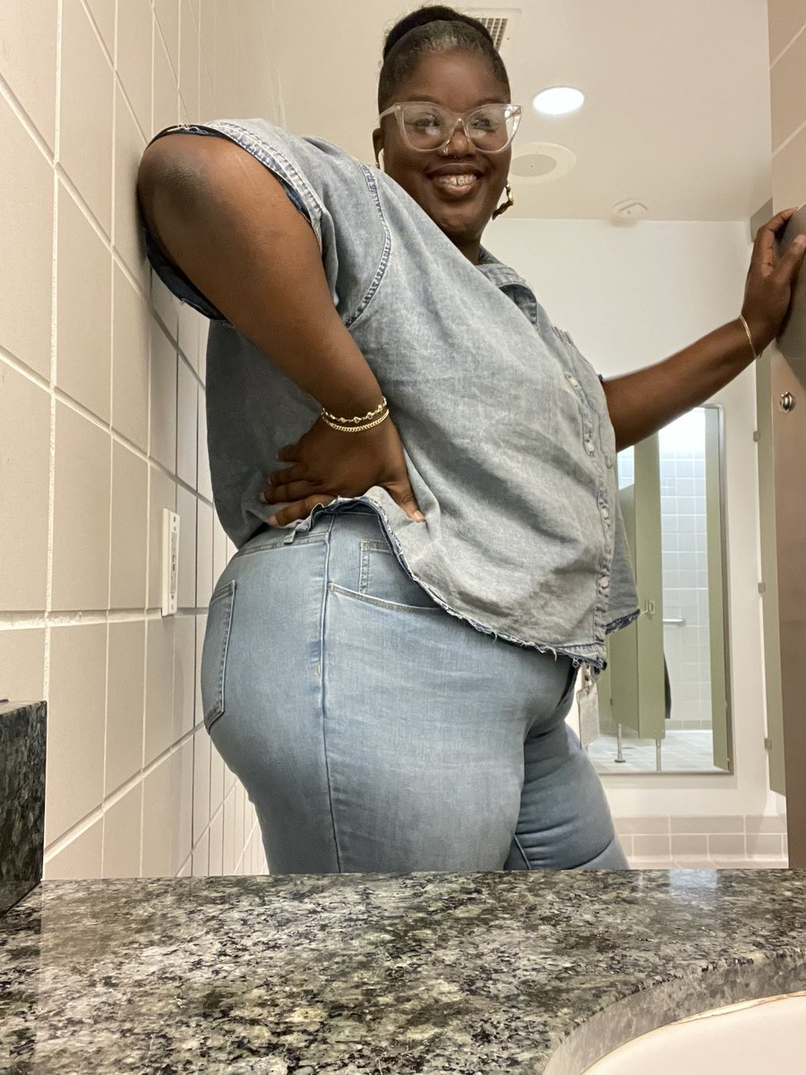 IlySuggaPlum's tweet photo. I know the bathrooms at work HATE to see me coming 😭🤣 #atleastimhere #thankfulforempolyment #yesmyelbowisashy #assisassing https://t.co/ItqmptvWt2
