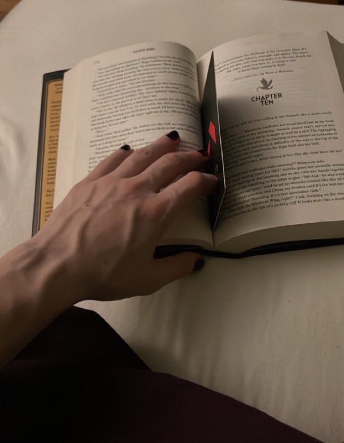 juneblehh's tweet photo. reading homunculus brb #Study #AwesomeMind #ReallySmart https://t.co/cB16yutRdQ