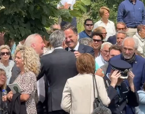 Mirjam152's tweet photo. Kijk Rutte eens een lol hebben op de MH-17 herdenking. Samen met Schoof en de altijd zo gevoelige Eric v.d. Burg. Het lijkt 4 mei 2023 wel. https://t.co/uljgYzv0z5