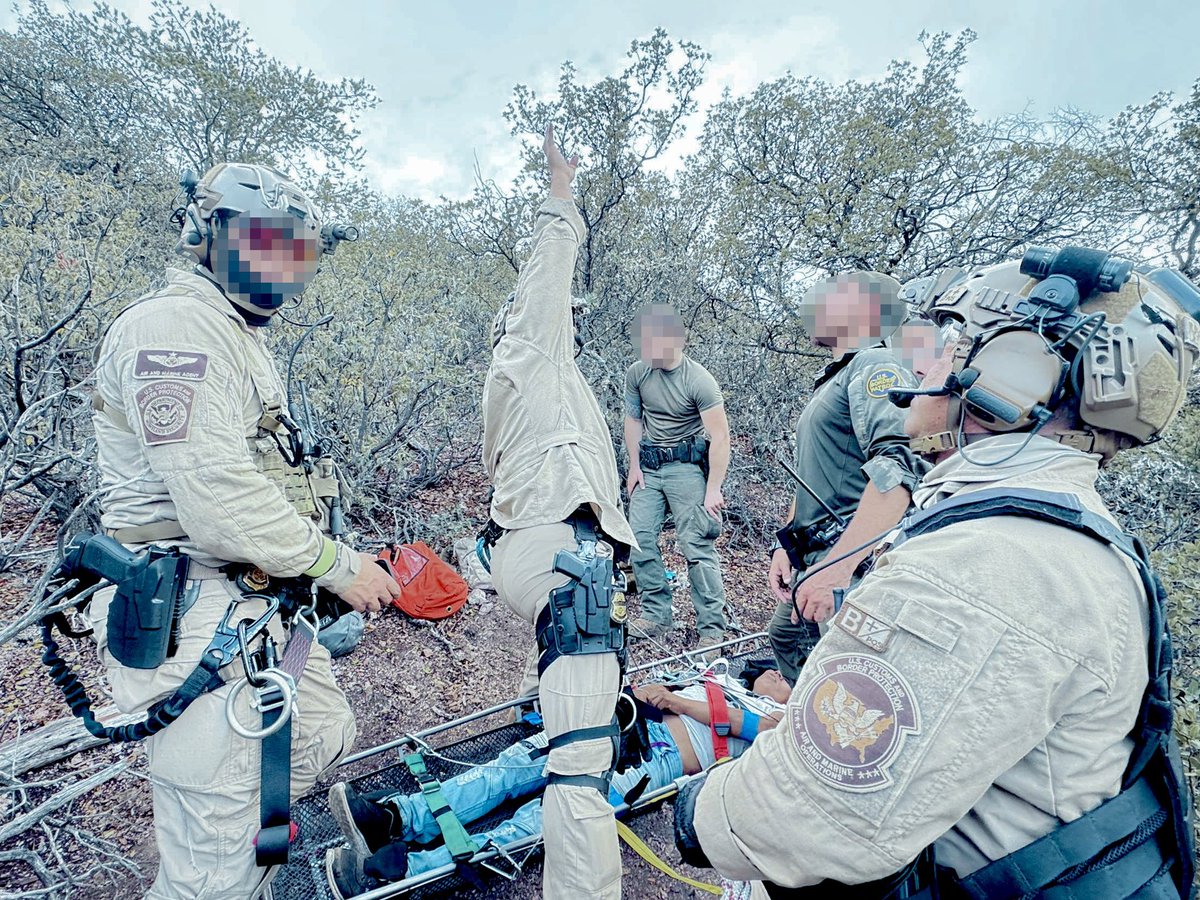 USBPChiefEPT's tweet photo. Joint Rescue Effort!
Lordsburg BP Agents collaborated w/ AMO to rescue migrants in medical distress that had depleted their water supply while traversing rugged terrain. Migrants were extracted off the mountain safely.
#wherethelegendbegan #rescue #mountains https://t.co/hFWr6vnd2C