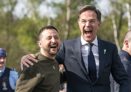 Mirjam152's tweet photo. Kijk Rutte eens een lol hebben op de MH-17 herdenking. Samen met Schoof en de altijd zo gevoelige Eric v.d. Burg. Het lijkt 4 mei 2023 wel. https://t.co/uljgYzv0z5