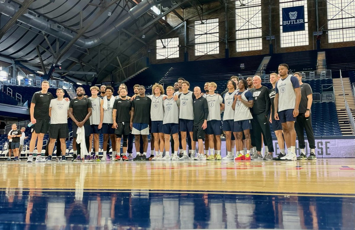 ButlerWarSong's tweet image. That’s a whole lotta Good Dawgs at Hinkle🐶