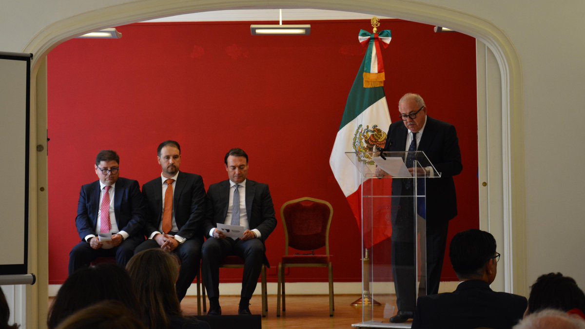 SRE_mx's tweet photo. COMUNICADO. “México inaugura Cámara de Comercio con la Unión Europea en Bruselas”.

El día de hoy, el jefe de la Misión de México ante la Unión Europea, Rogelio Granguillhome Morfín, encabezó el evento de lanzamiento de la Cámara de Comercio México-Unión Europea (MexChamEU), en Bruselas, Bélgica. La iniciativa tiene como objetivo fortalecer los lazos económicos, fomentar la colaboración empresarial y mejorar las relaciones comerciales entre nuestro país y los 27 Estados miembros de la Unión Europea (UE).

El establecimiento de la MexChamEu se suma a los esfuerzos por estrechar el comercio bilateral, centrándose en sectores con alto potencial de crecimiento como tecnología, agricultura, manufactura y energías renovables. Además, permitirá atraer inversiones europeas a México, asegurando beneficios económicos mutuos.

Durante el evento, celebrado en la sede de la Misión de México ante la UE, la subsecretaria de Relaciones Exteriores, María Teresa Mercado Pérez, dio un mensaje, de manera virtual, en el que se congratuló por el lanzamiento de la Cámara y señaló que “es un testimonio de la duradera asociación entre México y la UE, que servirá como un puente acercando a nuestras comunidades empresariales”.

https://t.co/pzCkdK9bev