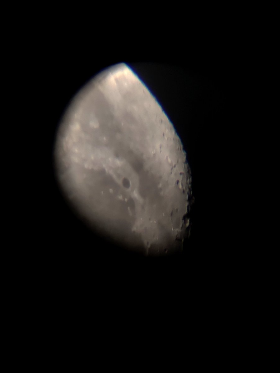 Rosalg12's tweet photo. Observando un poco la luna... https://t.co/h9ItxazJJm