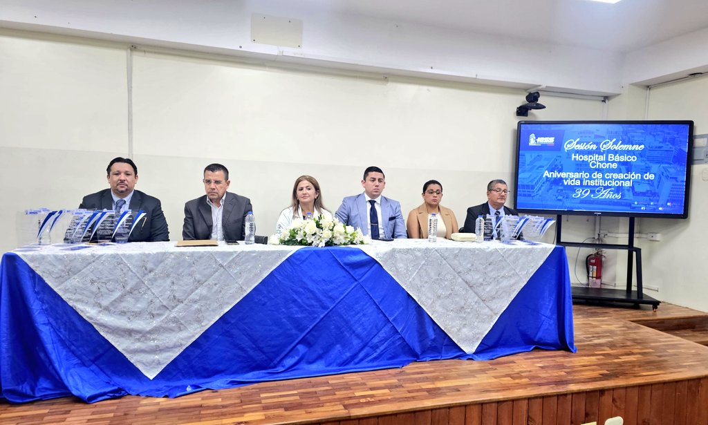 IESS_Manabi's tweet photo. #IESSteInforma | 🏥 Para conmemorar 39 años de servicio, el Hospital Básico Chone realizó una sesión solemne en la que participó Ángel García, director provincial (e) del @IESS_Manabi; David Guillén, coordinador jurídico, y Andy Mendoza, director de la unidad médica.🎉 https://t.co/c2t3VK1BQw