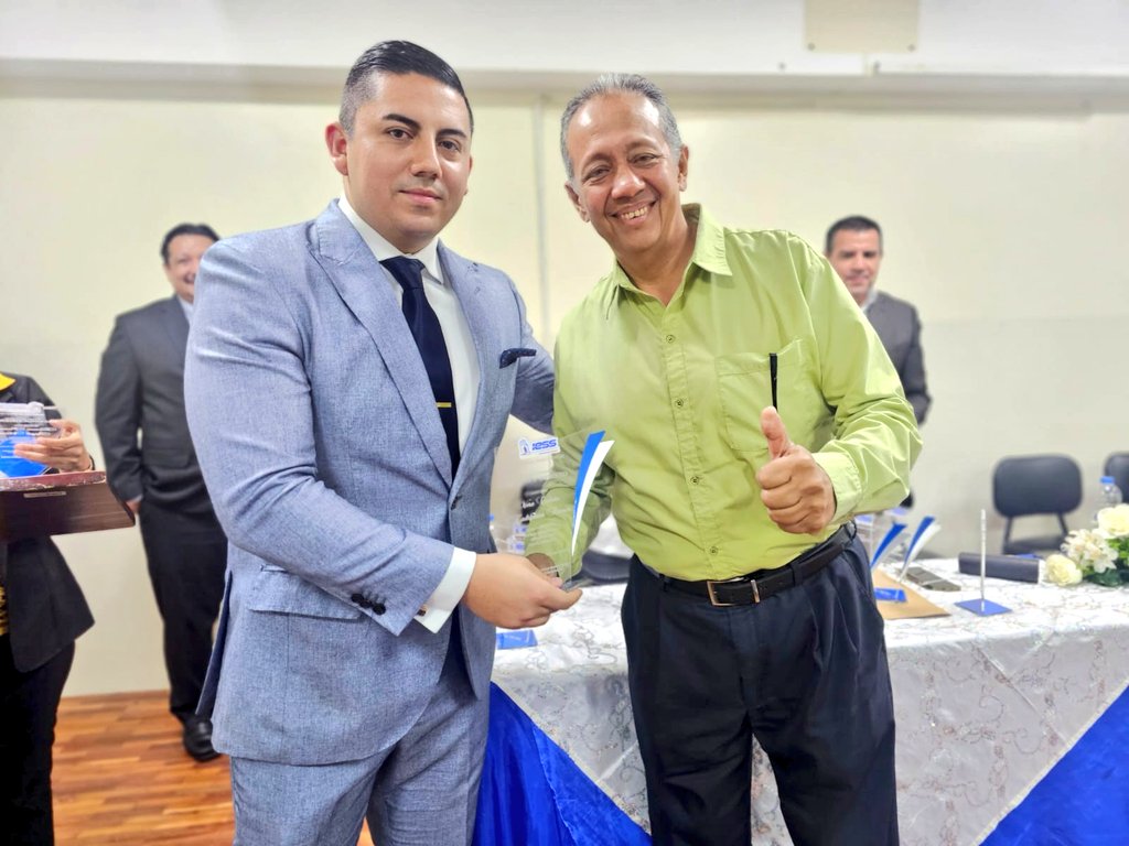 IESS_Manabi's tweet photo. Además, los servidores del Hospital Básico Chone recibieron un reconocimiento por los años de servicio, compromiso y colaboración en beneficio de los asegurados. 👏 https://t.co/kkExZblIzl