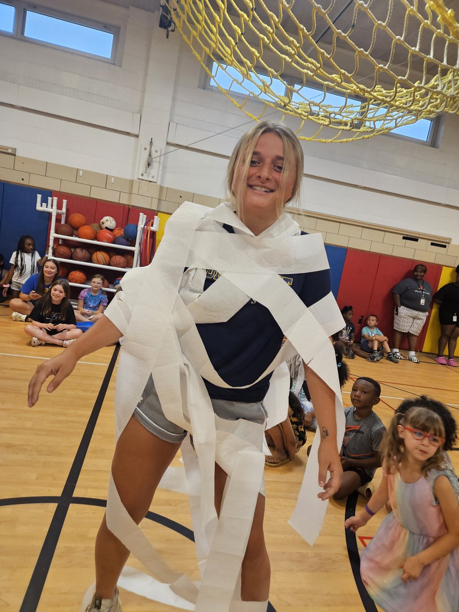 KidscareGCSD's tweet image. Minute to Win It Wednesday, Renaissance shields, Slime Club, and a little afternoon volleyball...another great day of summer program @GreeceCentral! 😍 #Back2TheFuture