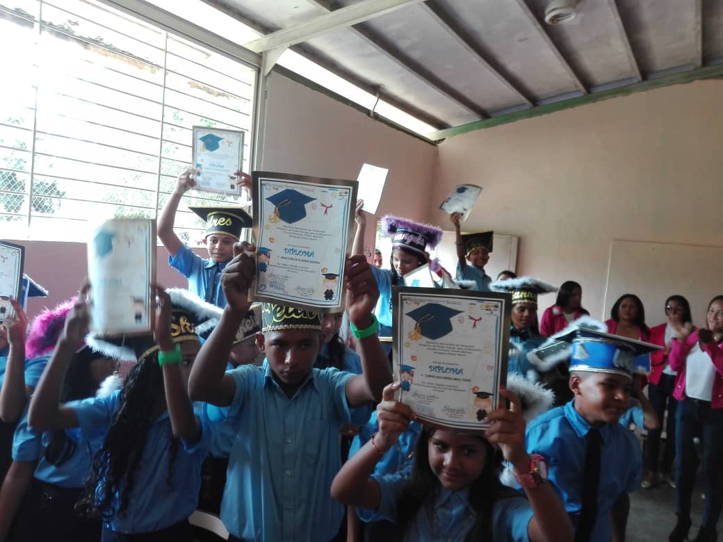 info_mppe's tweet photo. ✅📝 #NotiMPPE | Desde el Edo. #Apure los estudiantes en alegría participaron en la convivencia escolar 2023-2024 Resolución del Epónimo “09 de Diciembre de 2024 - Bicentenario de la Batalla de Ayacucho” Mcpio. Achaguas.
@ZE_Apure1
@_LaAvanzadora
@MPPEDUCACION
#VenezuelaSegura https://t.co/8UcOxhRn5f