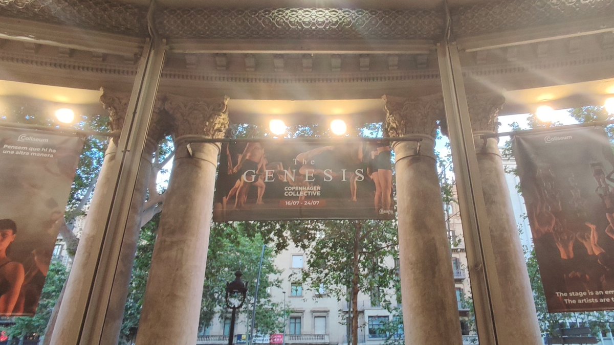 Jomaorcas's tweet photo. THE GENESIS de Copenhagen Collective en el TEATRE COLISEUM de #Barcelona.
Sorprendente, contemporáneo y original espectáculo de acrobacia de 20 artistas de diferentes nacionalidades.
#balanaenviu #bcncultura #teatre #copenhagencollective #bcn #culturabcn https://t.co/MLumiC4WjO