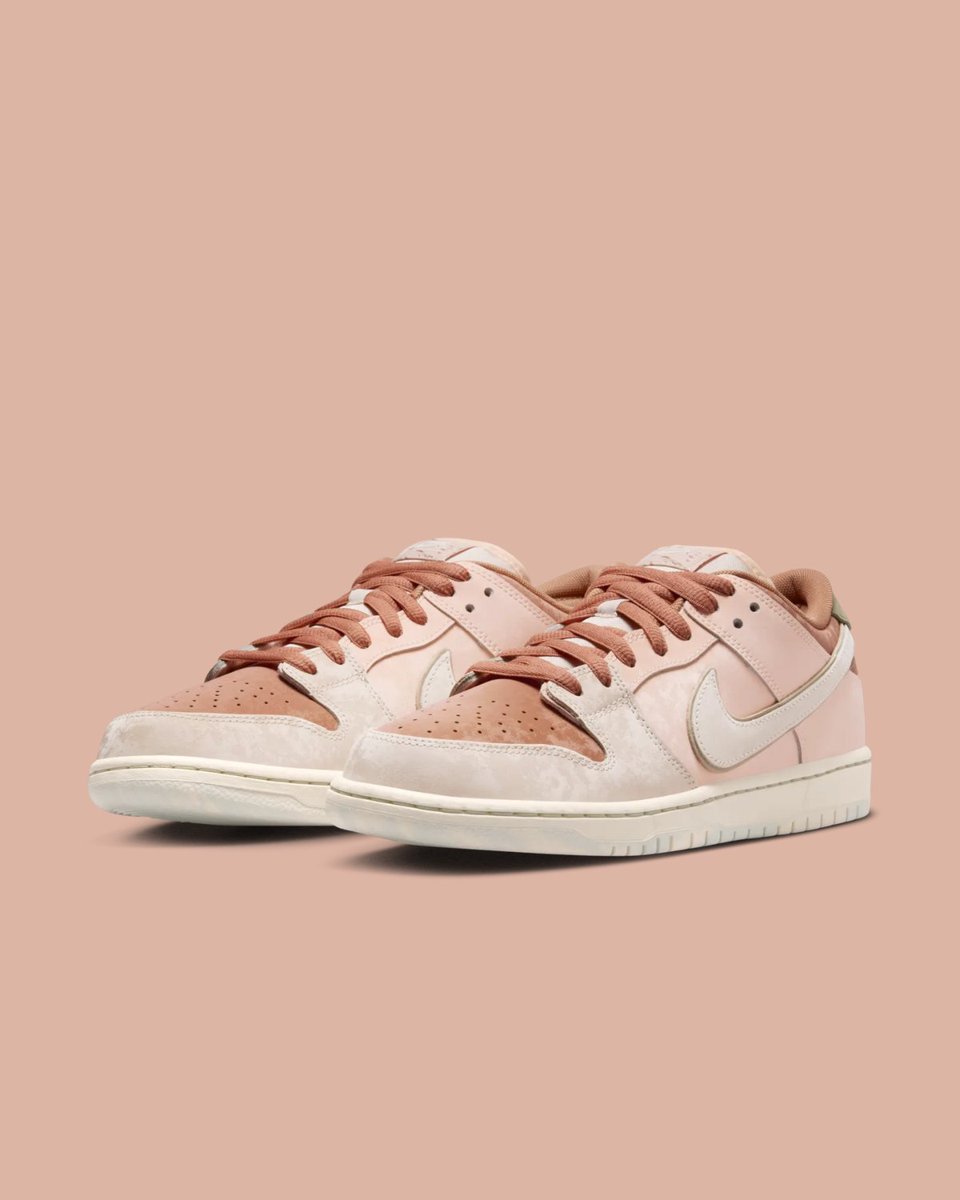nikestore's tweet photo. Nodding to the rich landscape and architectural marvels that comprise Jardins du Trocadéro in Paris. 

The Nike SB Dunk Low Pro 'Crimson Tint and Amber Brown'

Available at 10am ET 🇺🇸

https://t.co/Q1CwtIykPG https://t.co/kjZEMJssD8