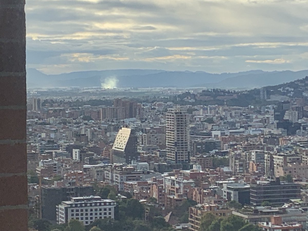 halecorzo's tweet photo. Que es esa columna de humo, todo el dia, todos los días? https://t.co/DaHaN3p8bB