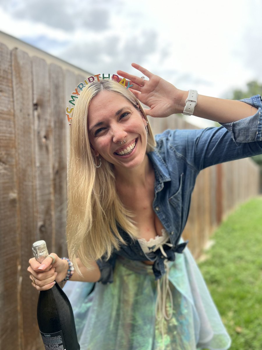 christieskylar's tweet photo. It’s my birthday! 🍾🥳🎈🎂
Celebrate with me https://t.co/m3mU1QSr7m https://t.co/LjfrKvJeeH